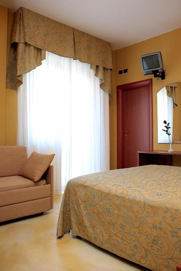 Hotel La Tartaruga โรเซโต เดญา อาบรูซซี ภายนอก รูปภาพ
